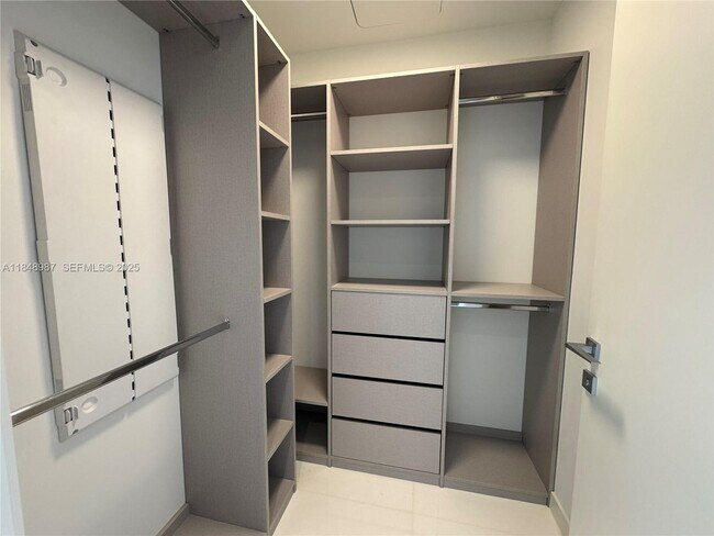 Building Photo - 300 Biscayne Blvd Way