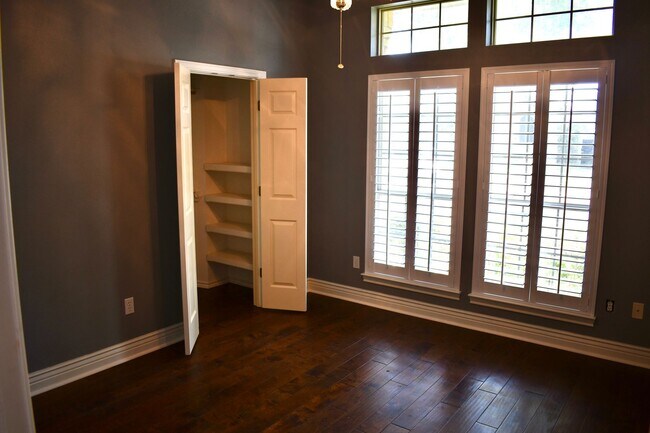 Building Photo - Absolutely Stunning!