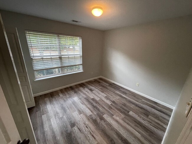 Building Photo - Loudon 3-bedroom 2-bathroom home with open layout on corner lot available 11/15