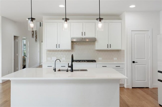 Building Photo - 300 Hollister Dr