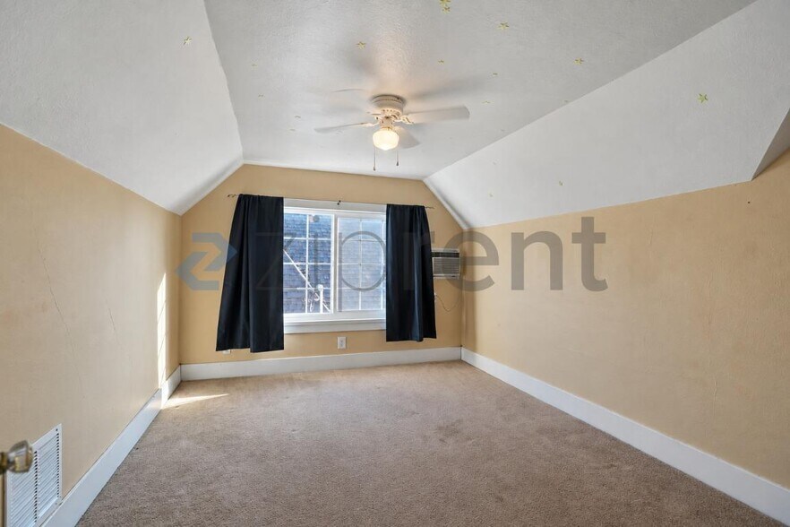 Building Photo - Unit