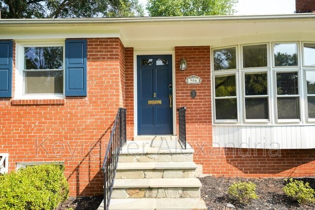 Building Photo - 906 Neal Dr