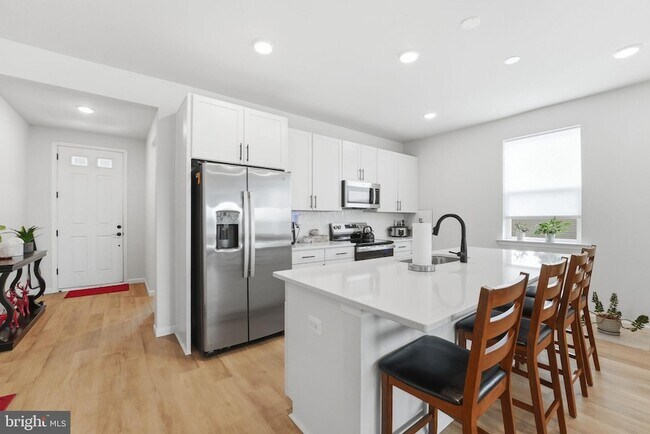 Building Photo - 615 Clover Ln