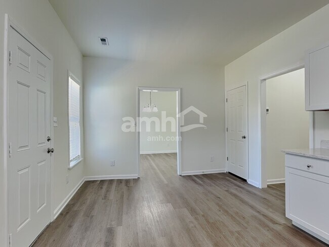 Building Photo - 105 Village Club Ln
