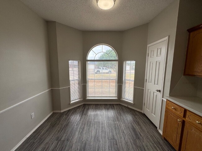 Building Photo - House Located On Cul-De-Sac & Next Block From Elementary!