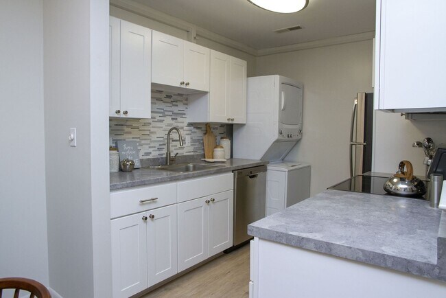 Building Photo - Two Bedroom Signature Style Apartment on t...