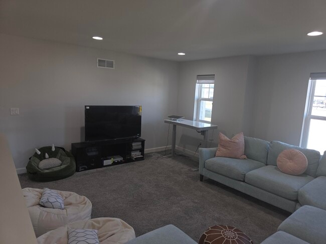 Building Photo - W240N5649 Holly Ct