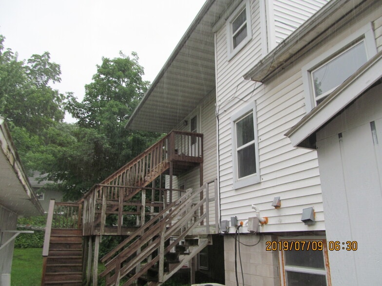 Upper unit - 1015 Oak St