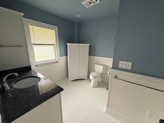 Building Photo - SPACIOUS 2 Bedroom Single Family Home!