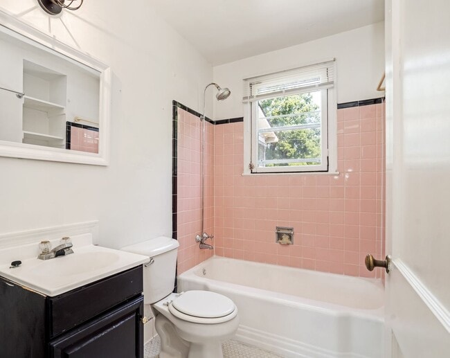 Building Photo - 2218 Castleman Dr