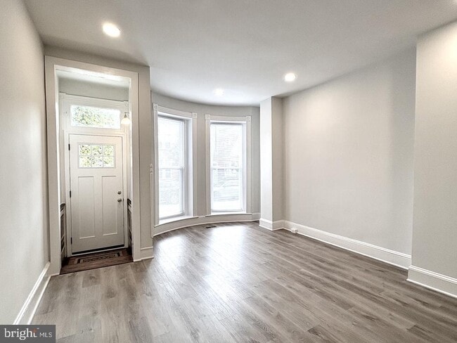 Building Photo - 406 W 28th St