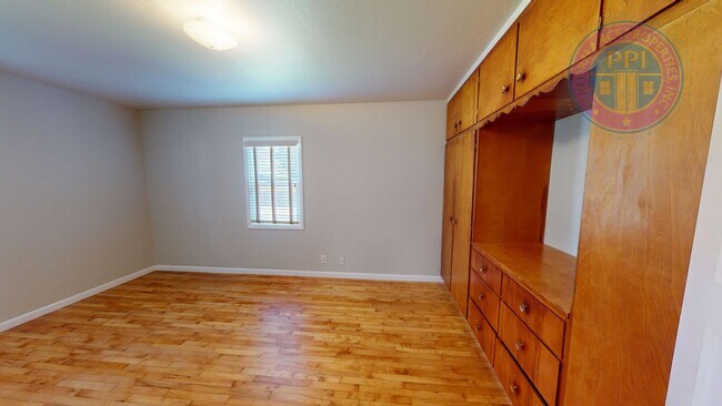 Building Photo - Great Locaton, Small Pet Negotiable w/ Pet Rent
