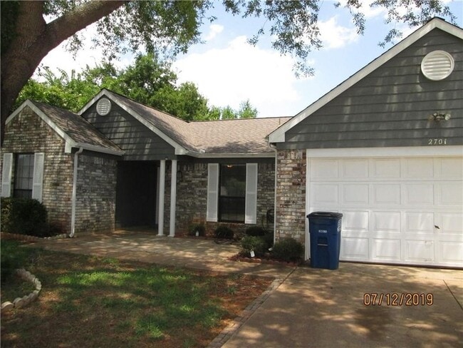 Building Photo - 2701 Fountainview Dr