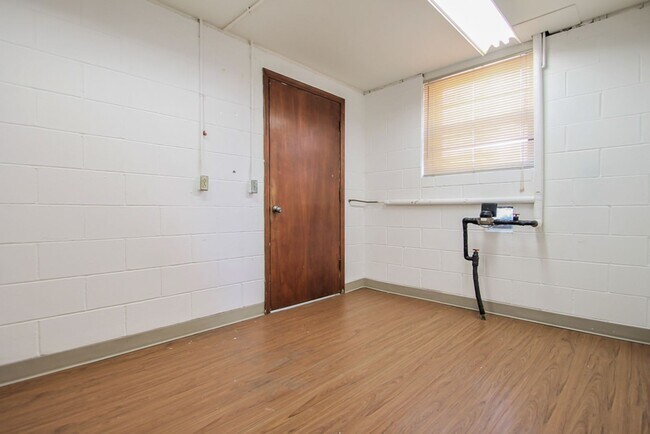 Building Photo - 3 Bedroom / 2.5 Bathroom House Available N...
