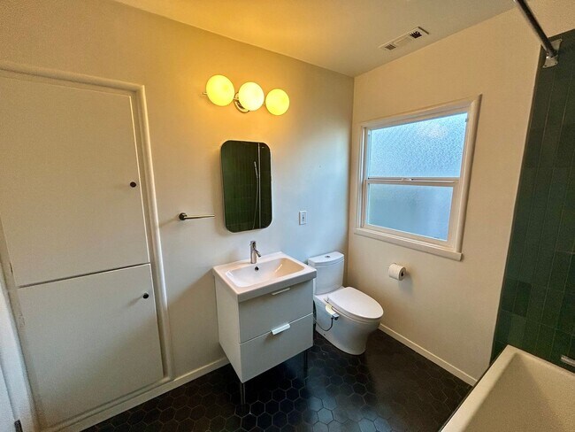 Building Photo - Gorgeous San Leandro Bungalow!