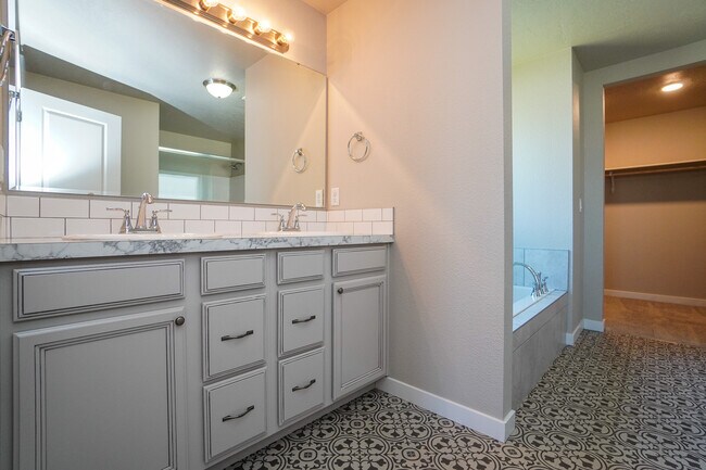 Building Photo - 3067 N Greengate Wy