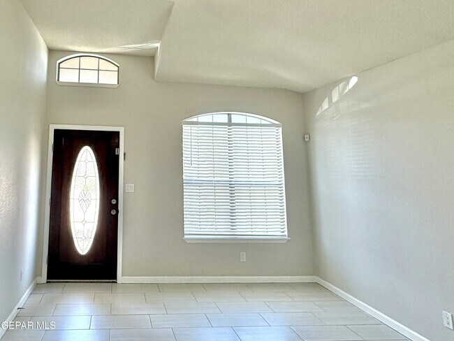 Building Photo - 12749 Tierra Salas Dr