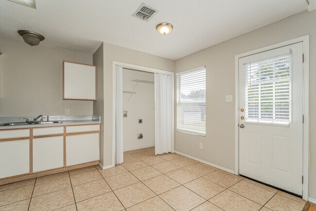 Building Photo - 537 Bailey St