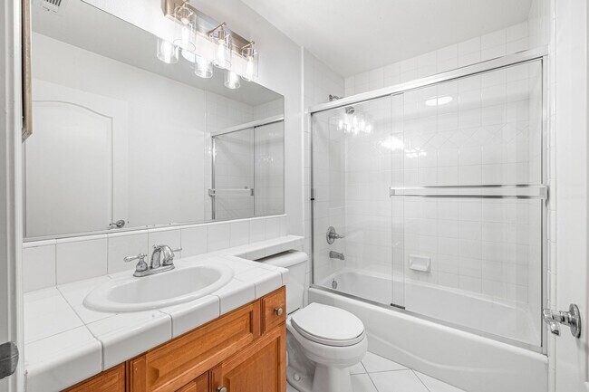 Building Photo - 3-Bedroom Townhome in Gated Bay Harbor