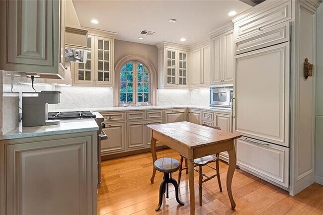 Building Photo - 5000 Long Island Dr