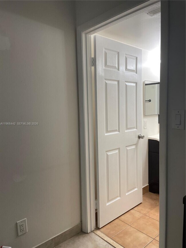 Building Photo - 570 S Park Rd