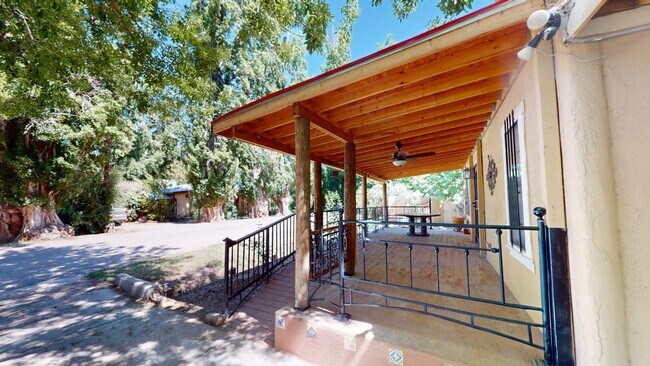 Building Photo - 605 Encino St