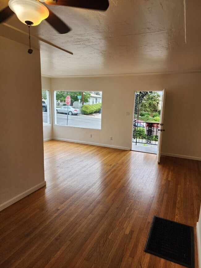 Building Photo - Duplex w/ patio space in residential neighborhood!