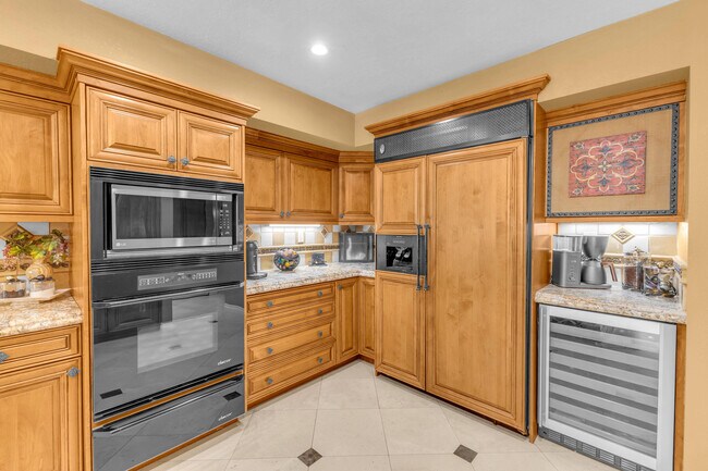 Building Photo - 216 W Kavenish Dr