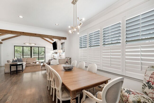 Building Photo - 5 Bedroom Home with Luxury Finishes in West End