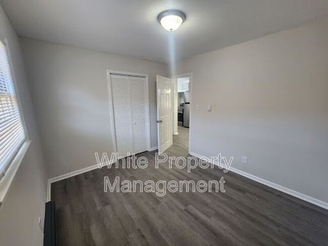 Building Photo - 1045 W Meadow Dr