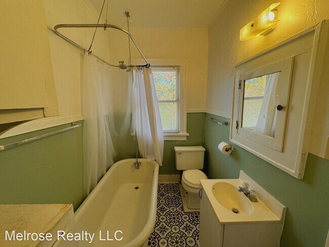 Building Photo - 1 br, 1 bath House - 137 1/2 NW 17th Street