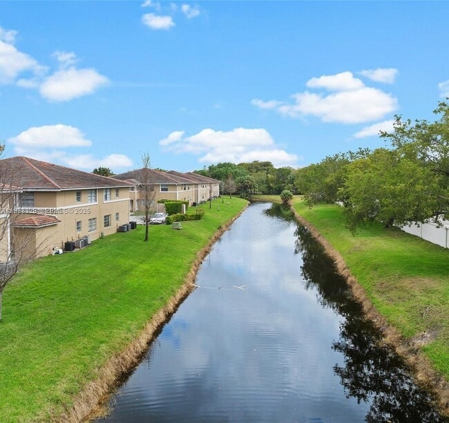 Building Photo - 1016 Twin Lakes Dr