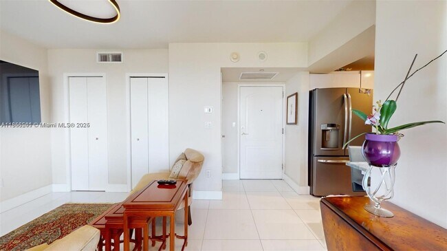 Building Photo - 3625 N Country Club Dr