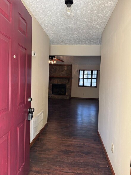 Building Photo - 165 Paces Dr