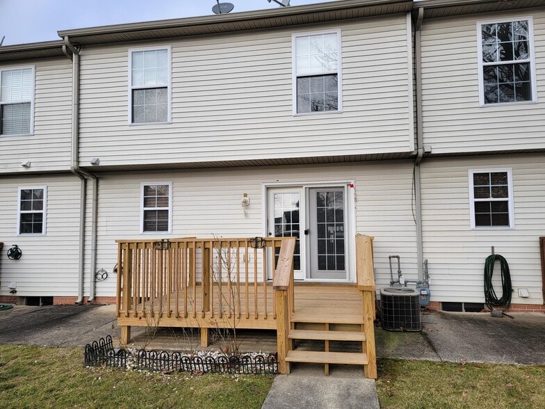 Building Photo - 2006 Greystone Dr