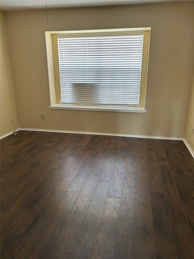 Building Photo - 4444 N Victory Dr