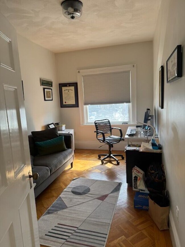 Building Photo - Charming 3 Bedroom