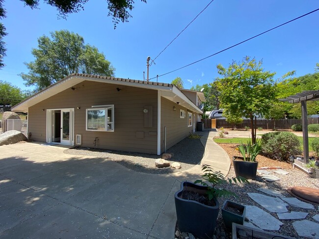 Building Photo - Great 3-Bedroom Home – Peaceful Country Living Just 8 Minutes from Hwy 78!