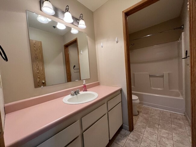 Building Photo - Application Pending - 2 Bed, 2 Bath Upper ...