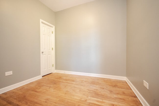 Building Photo - 925 S Laflin St