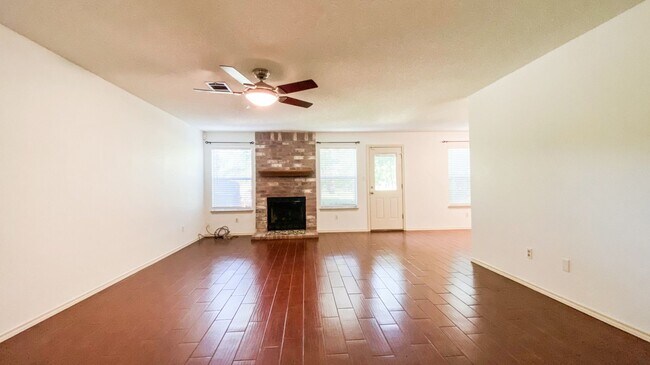 Building Photo - Great 4 bed 2.5 bath on Greenbelt