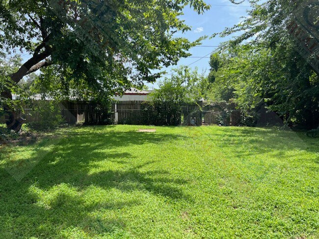 Building Photo - 806 Bell Dr