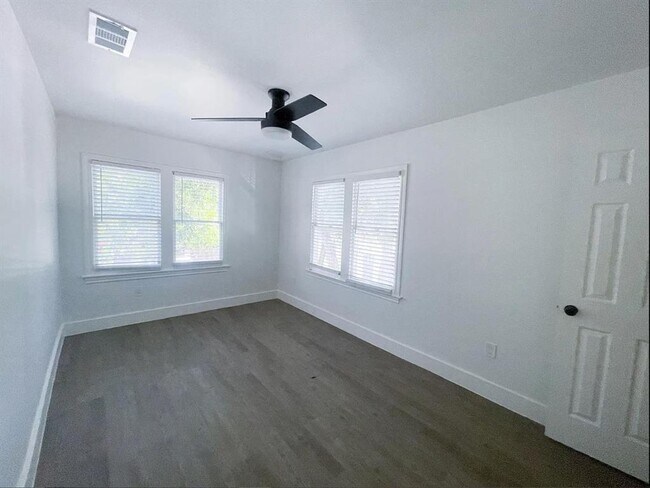 Building Photo - 110 E 30th St