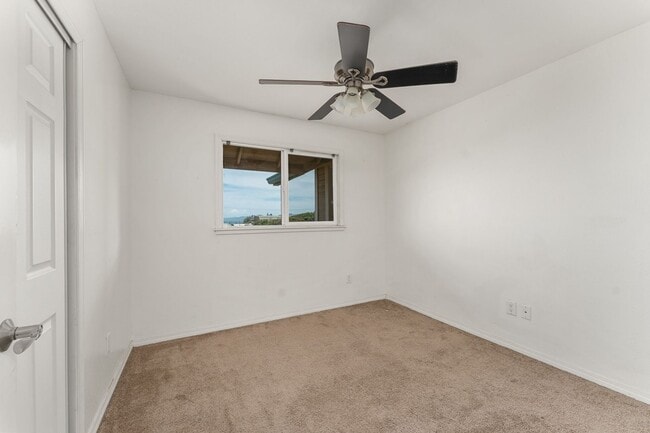 Building Photo - 3bd/2ba upstairs unit with deck