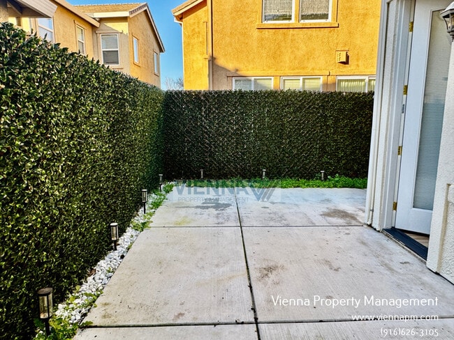 Building Photo - 829 Courtyards Loop