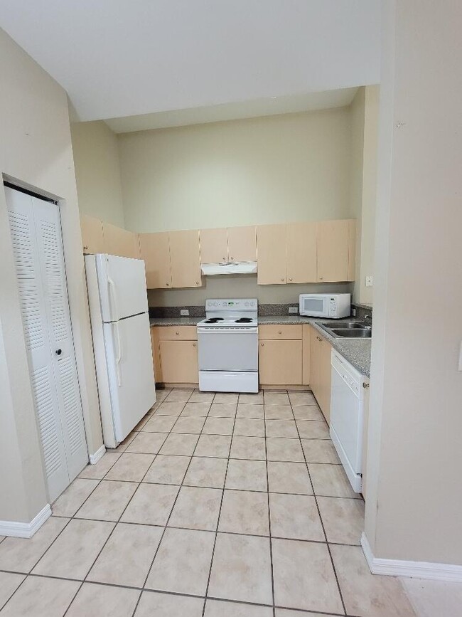 Building Photo - 220 Crestwood Cir