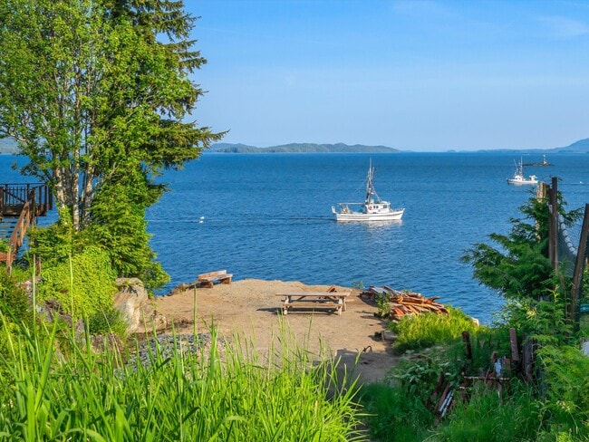 Building Photo - 5842 Seaside