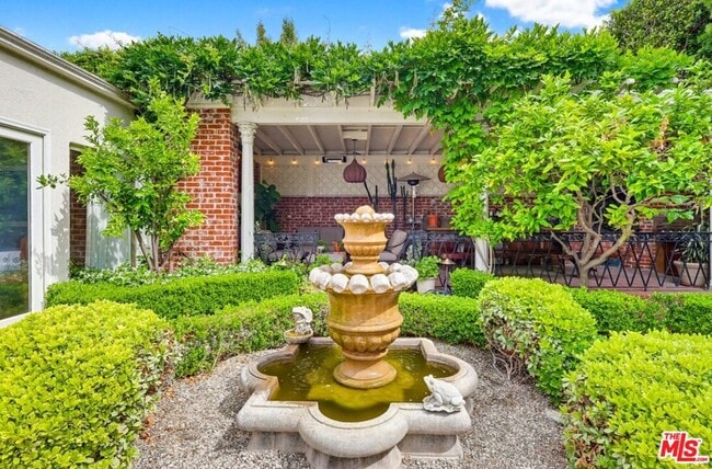 Building Photo - 516 S Rimpau Blvd