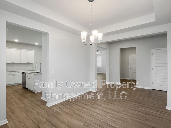 Building Photo - 2048 Longhorn Ln