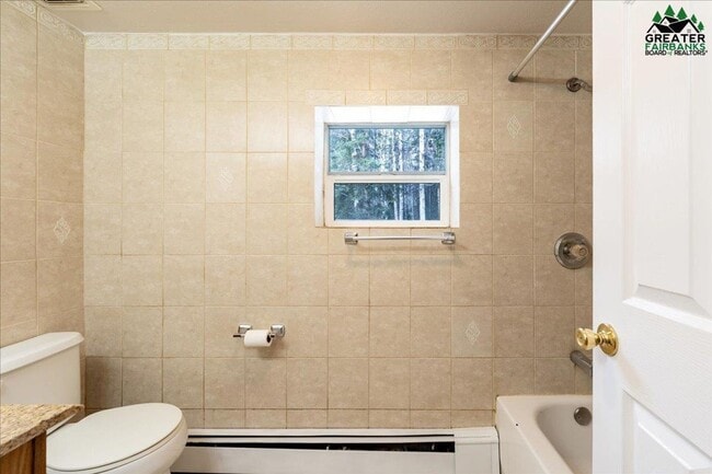 Building Photo - Large 3 bedroom 2 bath 2 car garage with s...